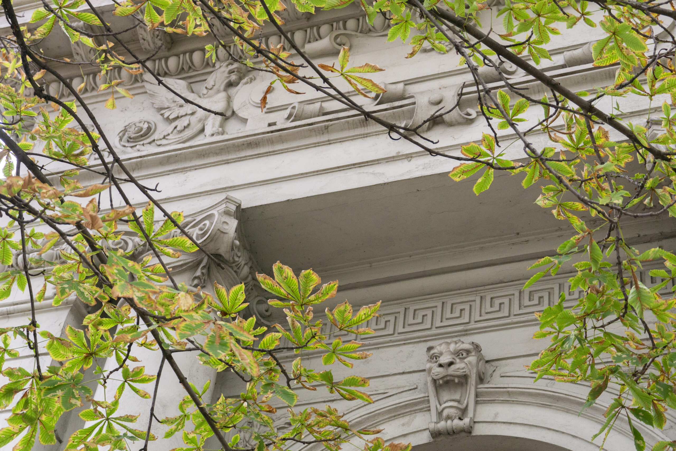 Барельєфи будинок Майбороди