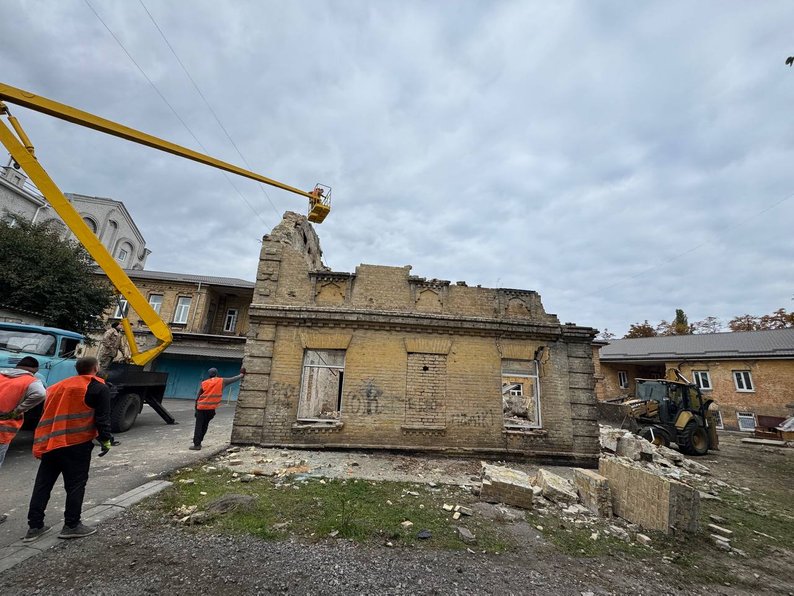 служби працюють над демонтажем музшколи