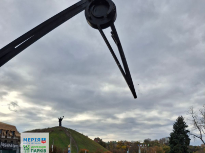 сонячний годинник у Долині троянд у Черкасах