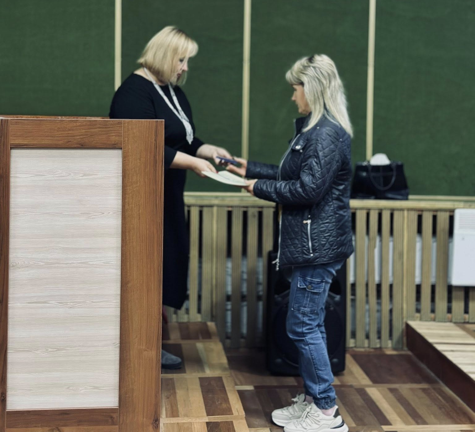 Вручення нагороди дружині