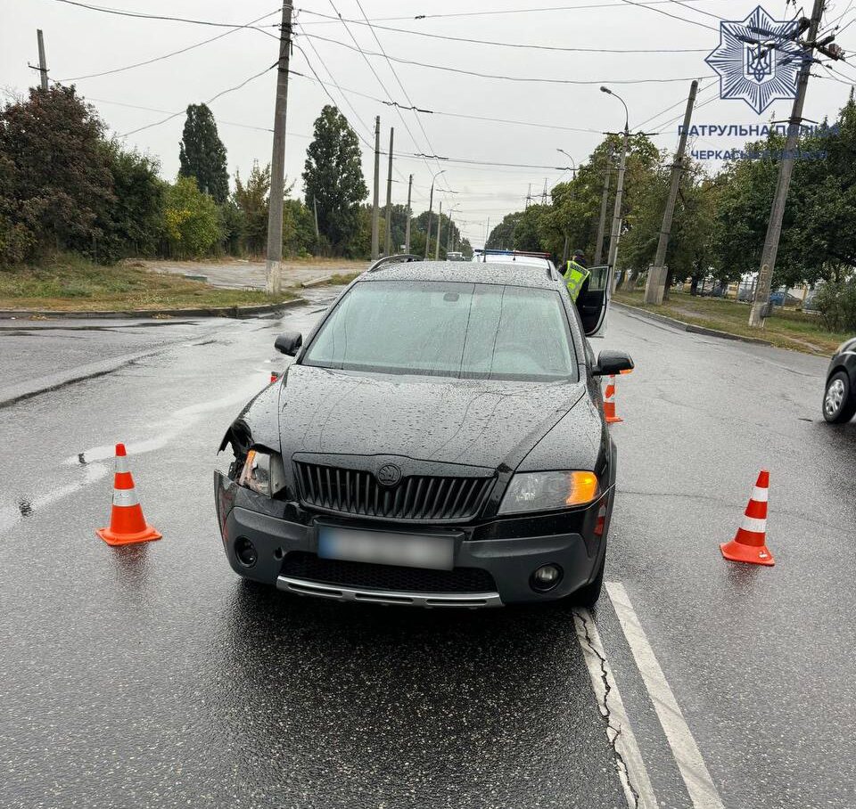 авто Шкода на місці ДТП у Черкасах
