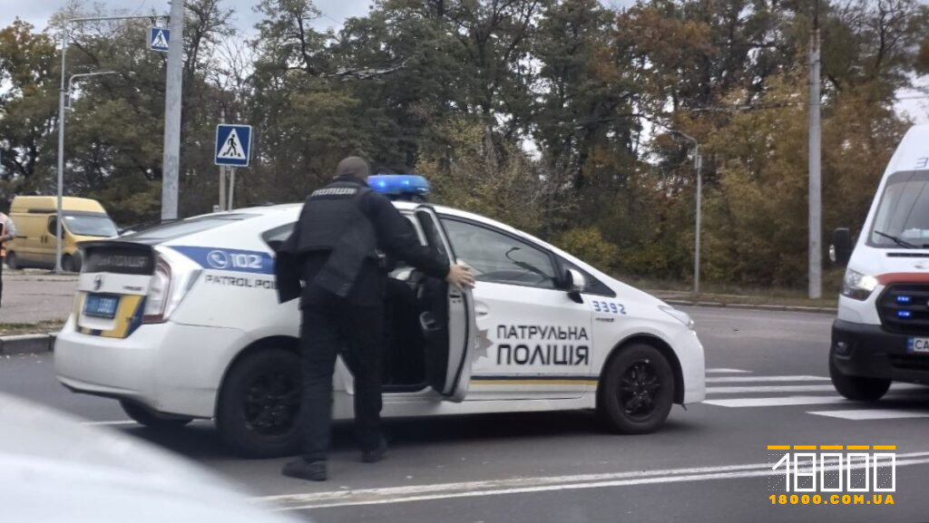 поліція працює на місці ДТП