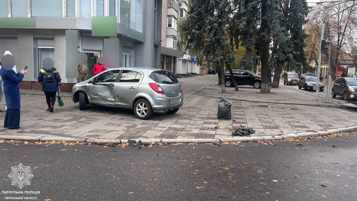 авто виїхало на тротуар через ДТП