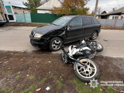 авто і мотоцикл на місці ДТП