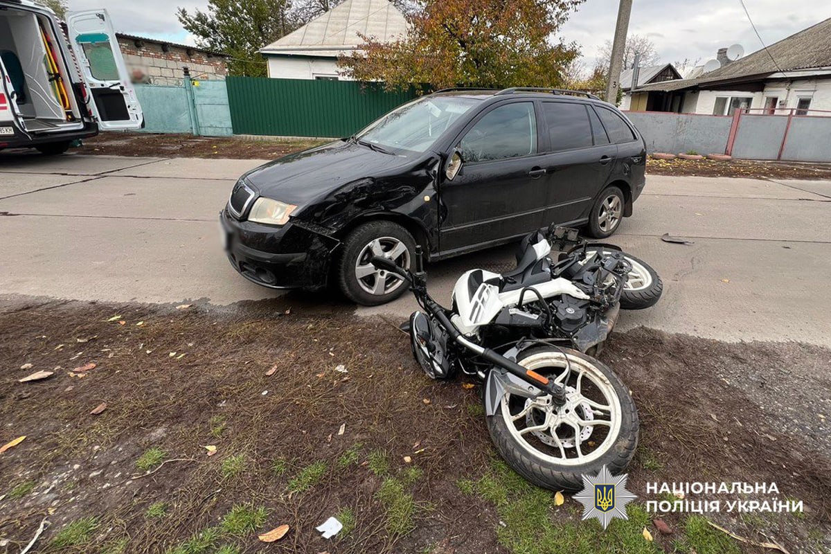 авто і мотоцикл на місці ДТП