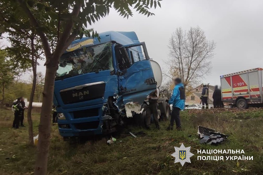 вантажіка з'їхала на узбіччя унаслідок ДТП