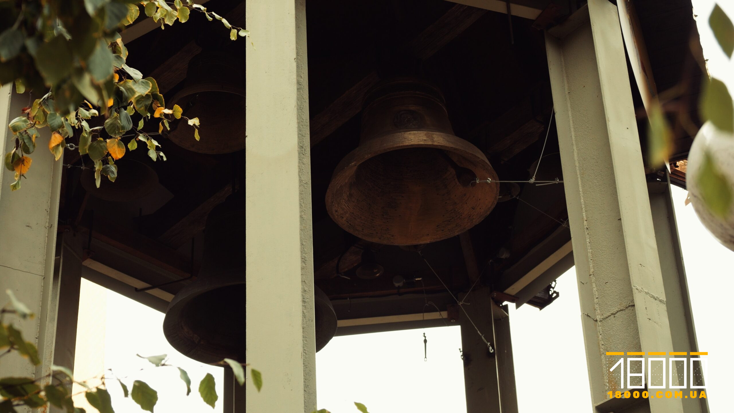 Дзвіниця на території собору