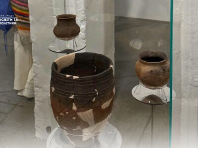 Експонати Черкаського міського археологічного музею Середньої Наддніпрянщини: горщики та кубок