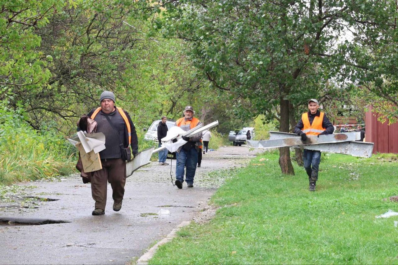 комунальники збирають уламки