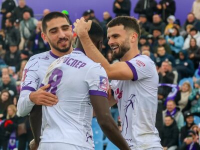 гравці ЛНЗ радіють перемозі у матчі