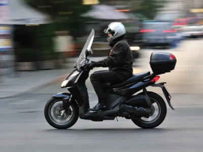 чоловік на мопеді