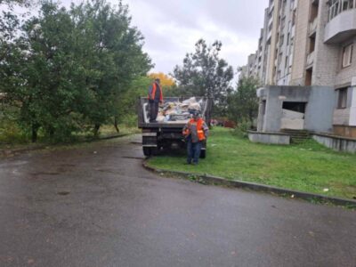 прибирають уламки