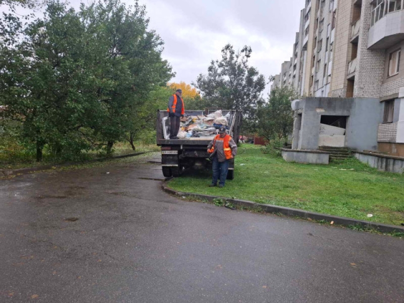 прибирають уламки