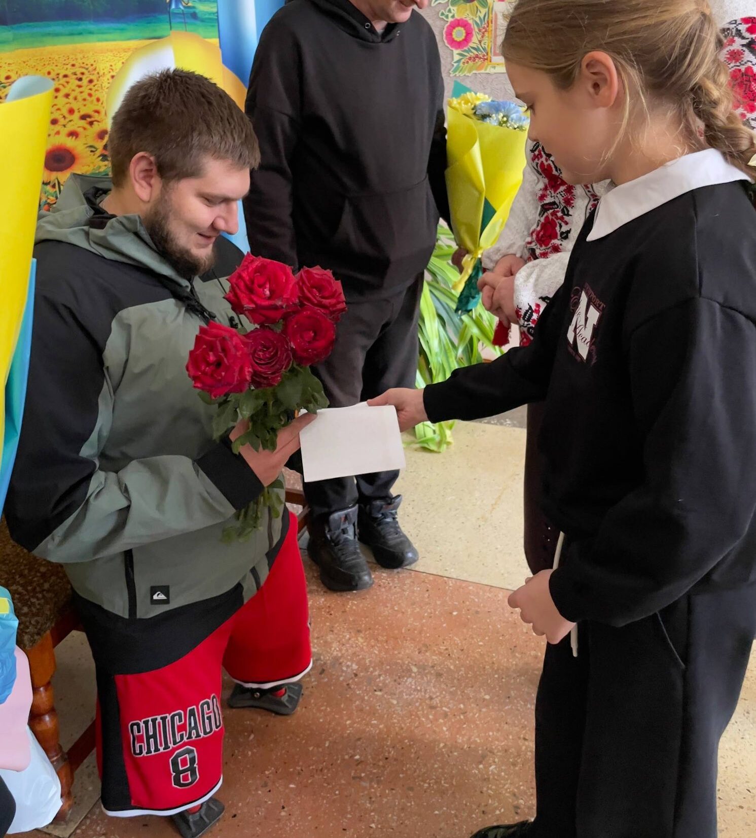 дитина дає листівку захиснику