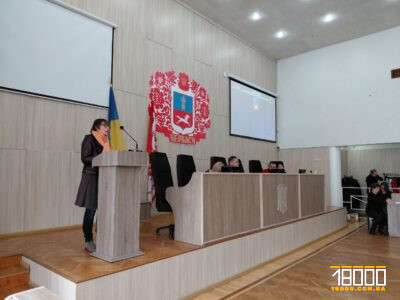 жителька скаржиться на трибуні