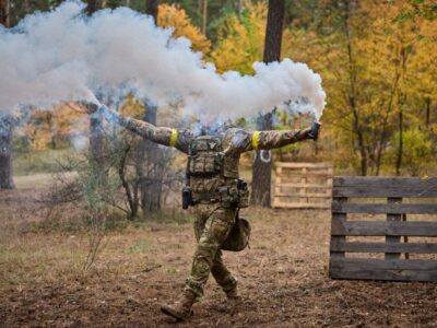 ВІйськовий із димовими шашками