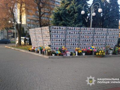 поліція працює на місці осквернення алеї героїв у Черкасах