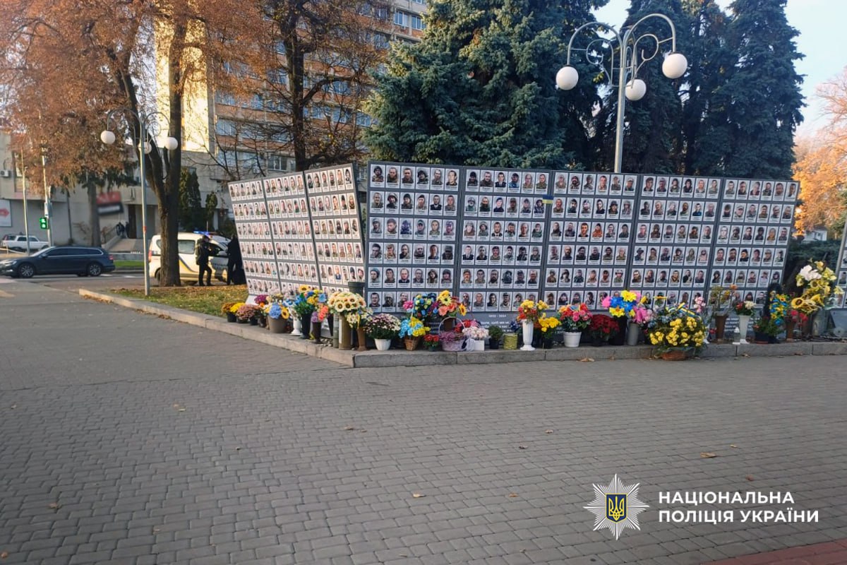 поліція працює на місці осквернення алеї героїв у Черкасах