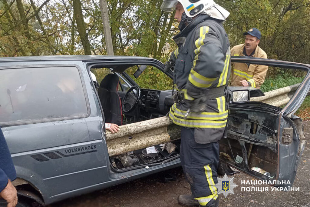 авто в'їхало у відбійник