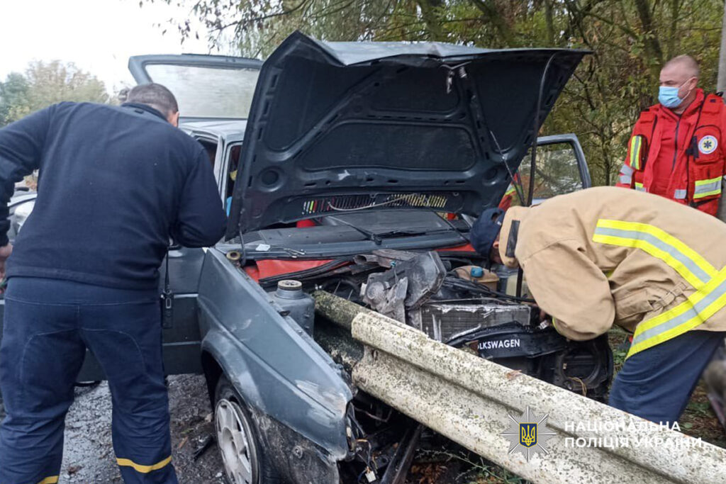 машина в'їхала у металевий відбійник