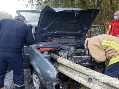 машина в'їхала у металевий відбійник