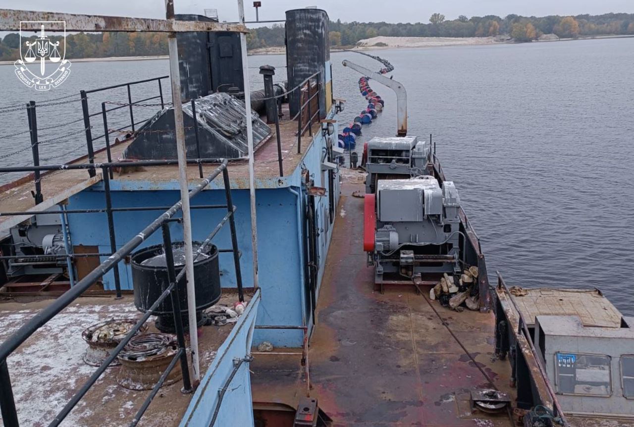 Катер на воді