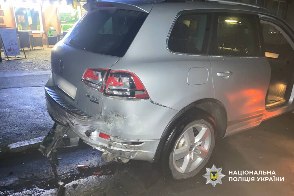 авто виїхало на тротуар