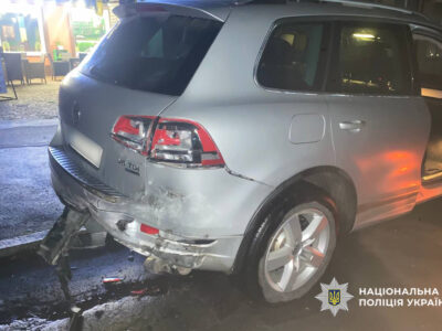 авто виїхало на тротуар