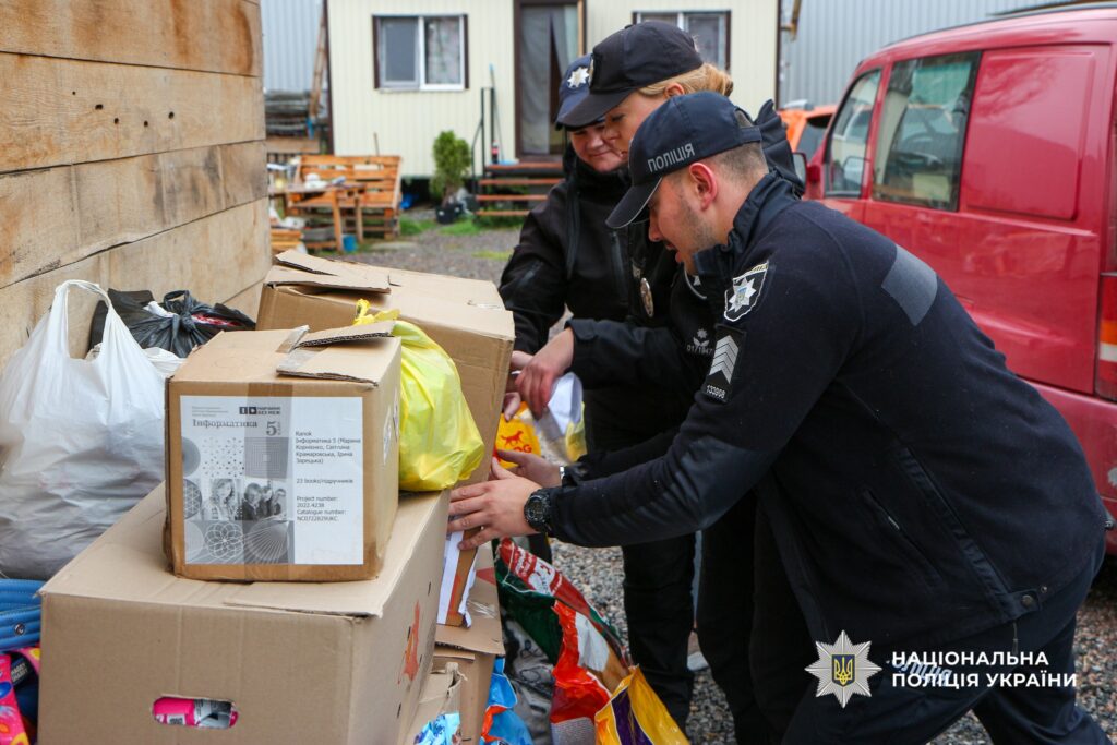 поліцейські доставили корм для тварин