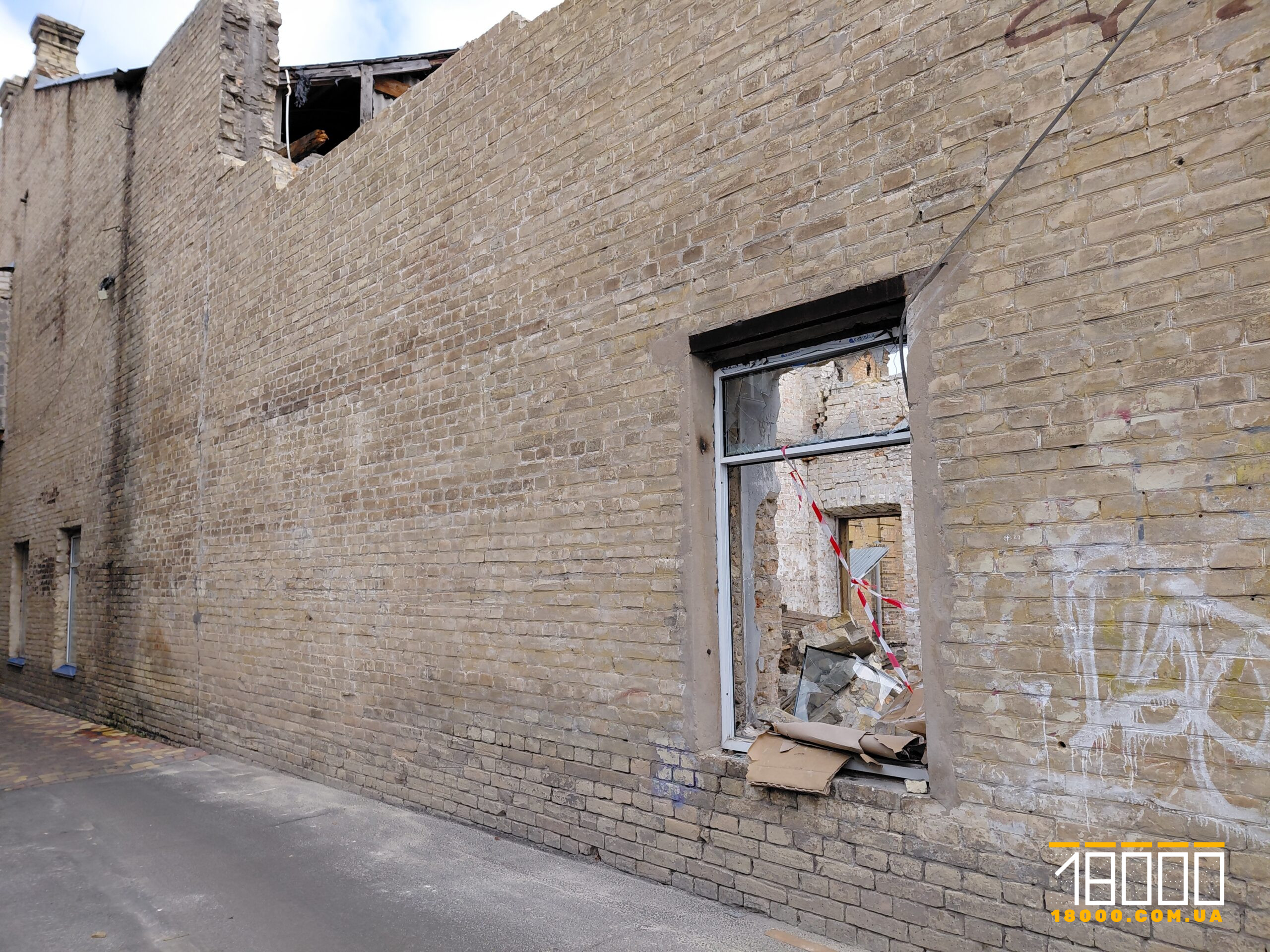 Пошкоджена стіна корпусу музичної школи в Черкасах