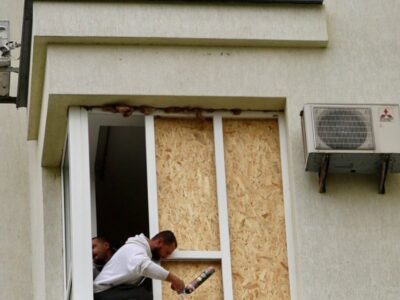 чоловік забиває вікна