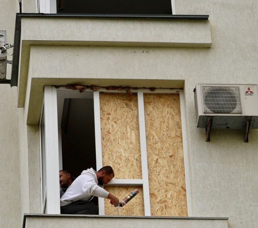 чоловік забиває вікна