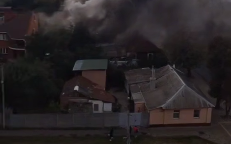 дим над будинком у Черкасах