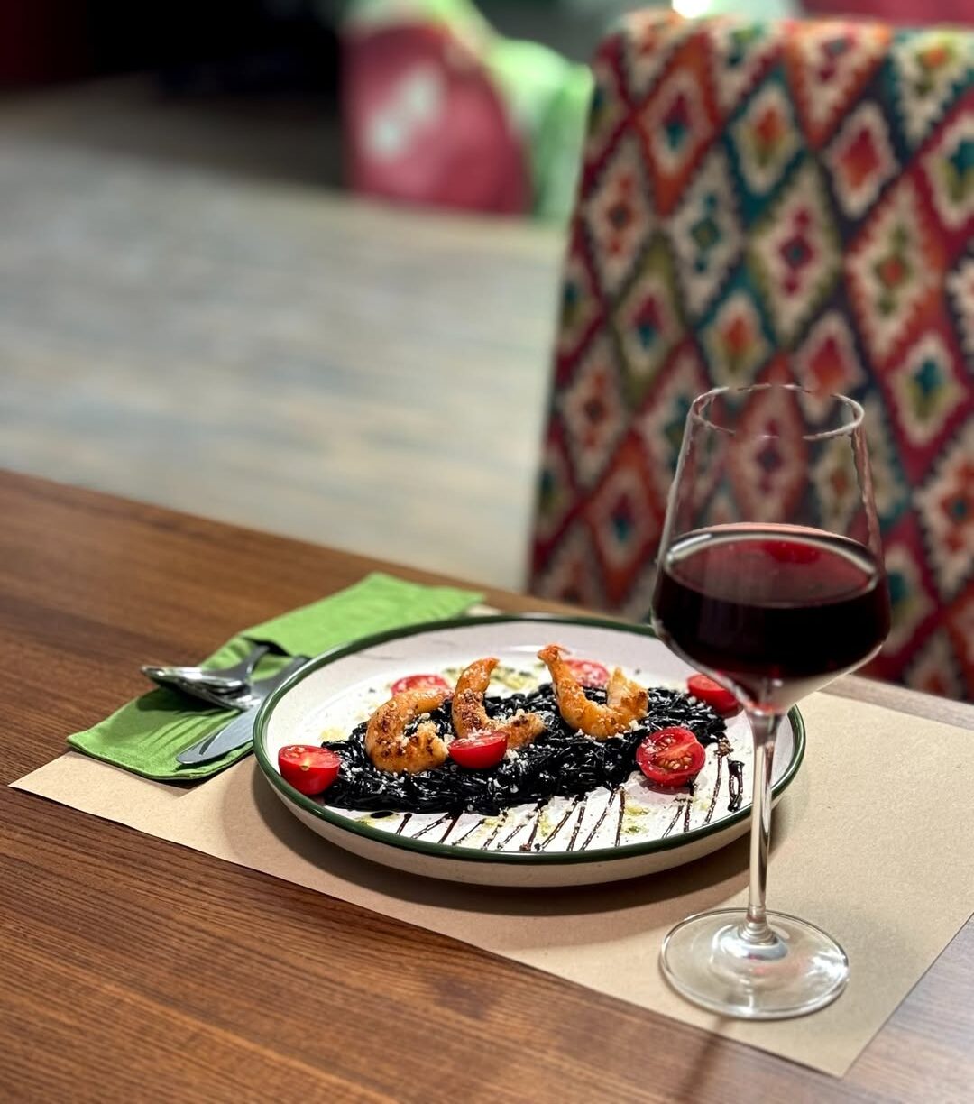 страва та келих вина