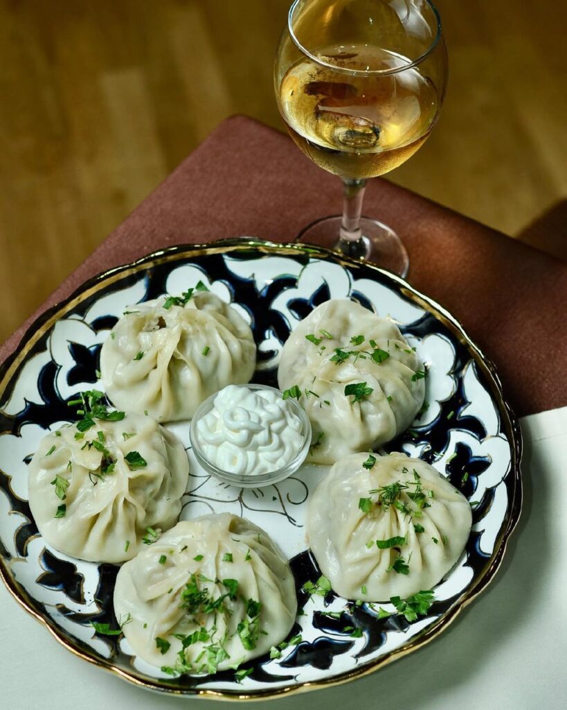 хінкалі та келих вина у ресторані Плов у Черкасах