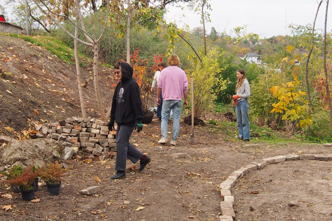 ситуаційна клумба у Черкасах, процес висадження