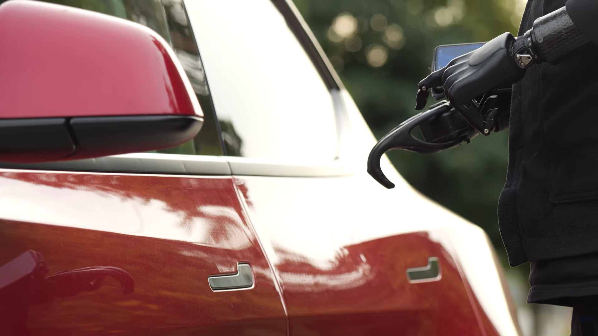 Керування Теслою протезами 