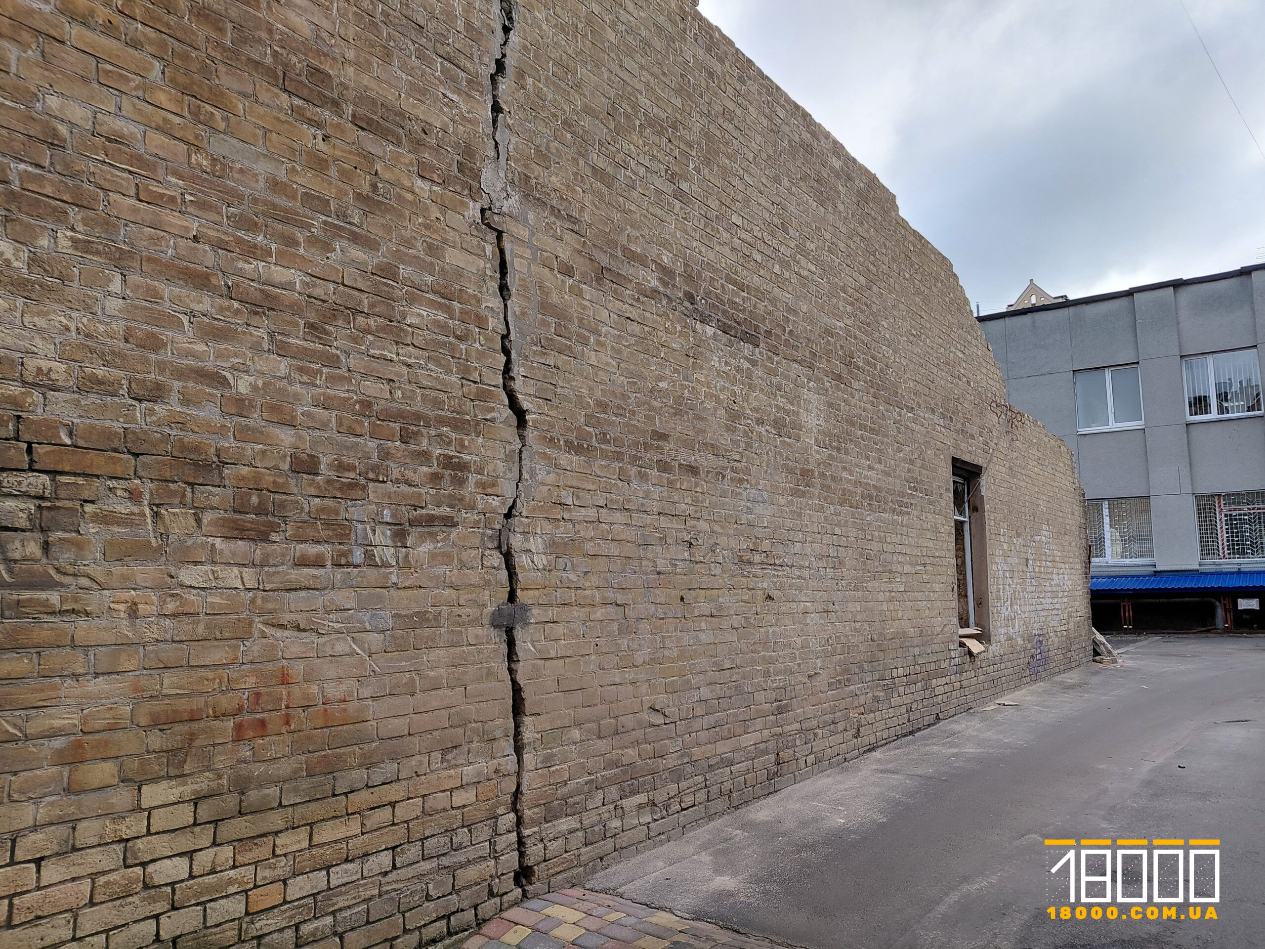 Тріщина на пошкодженій стіні колишнього корпусу музичної школи