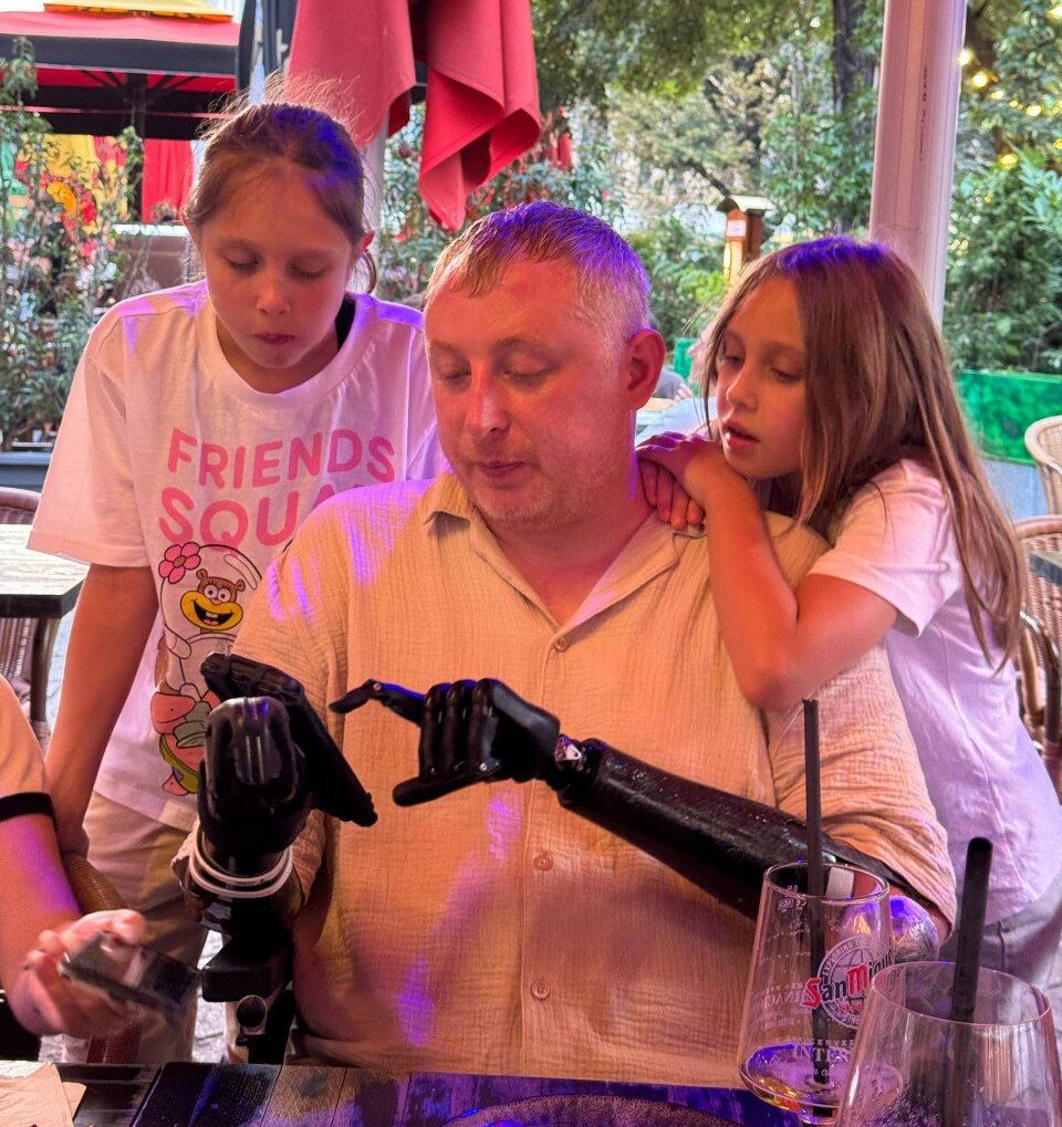 запротезований ветеран разом з дітьми