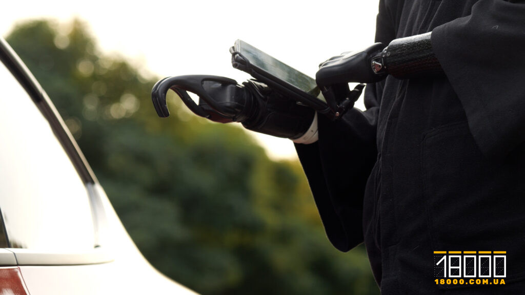 біонічні протези тримають телефон