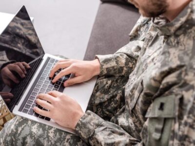 Військовий за комп'ютером
