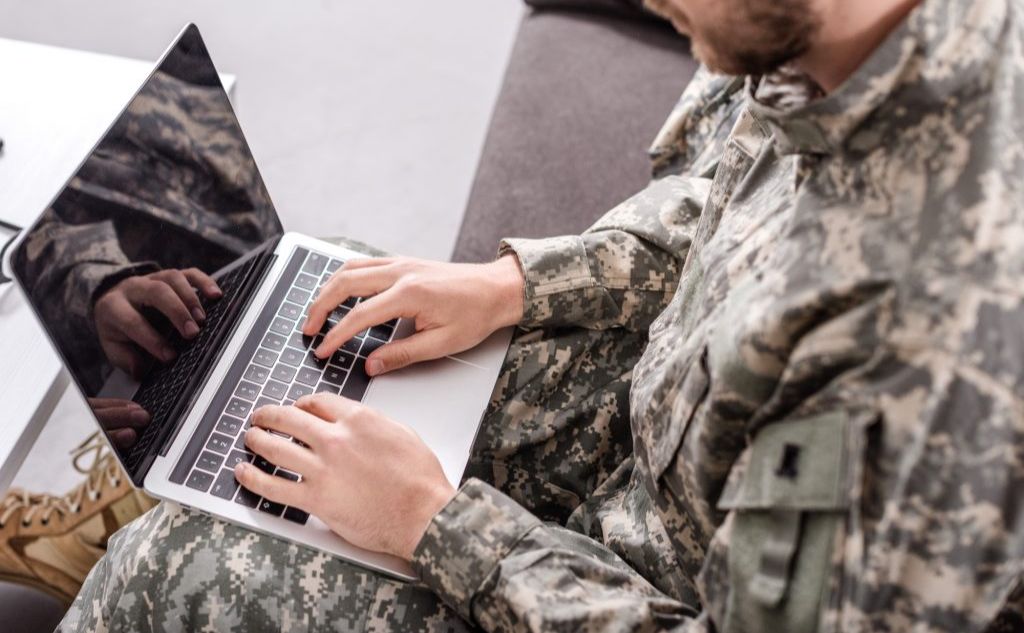 Військовий за комп'ютером