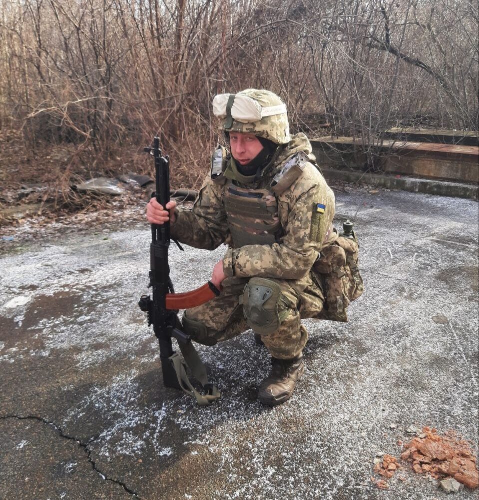 черкащанин у військовій формі на фронті