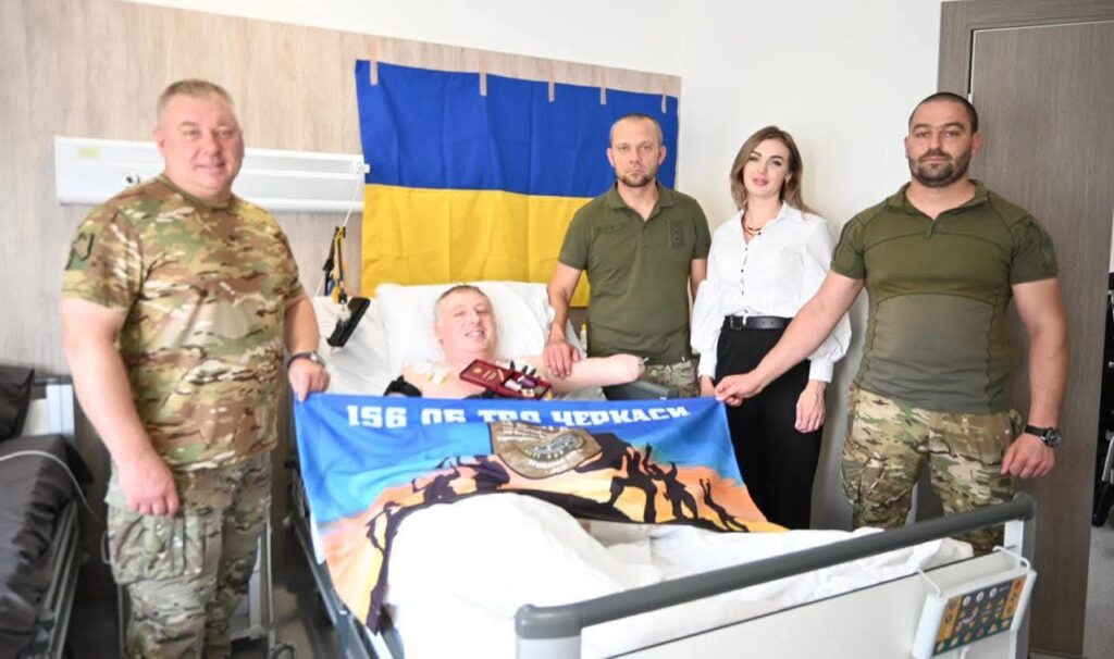 військові навідують пораненого побратима у лікарні