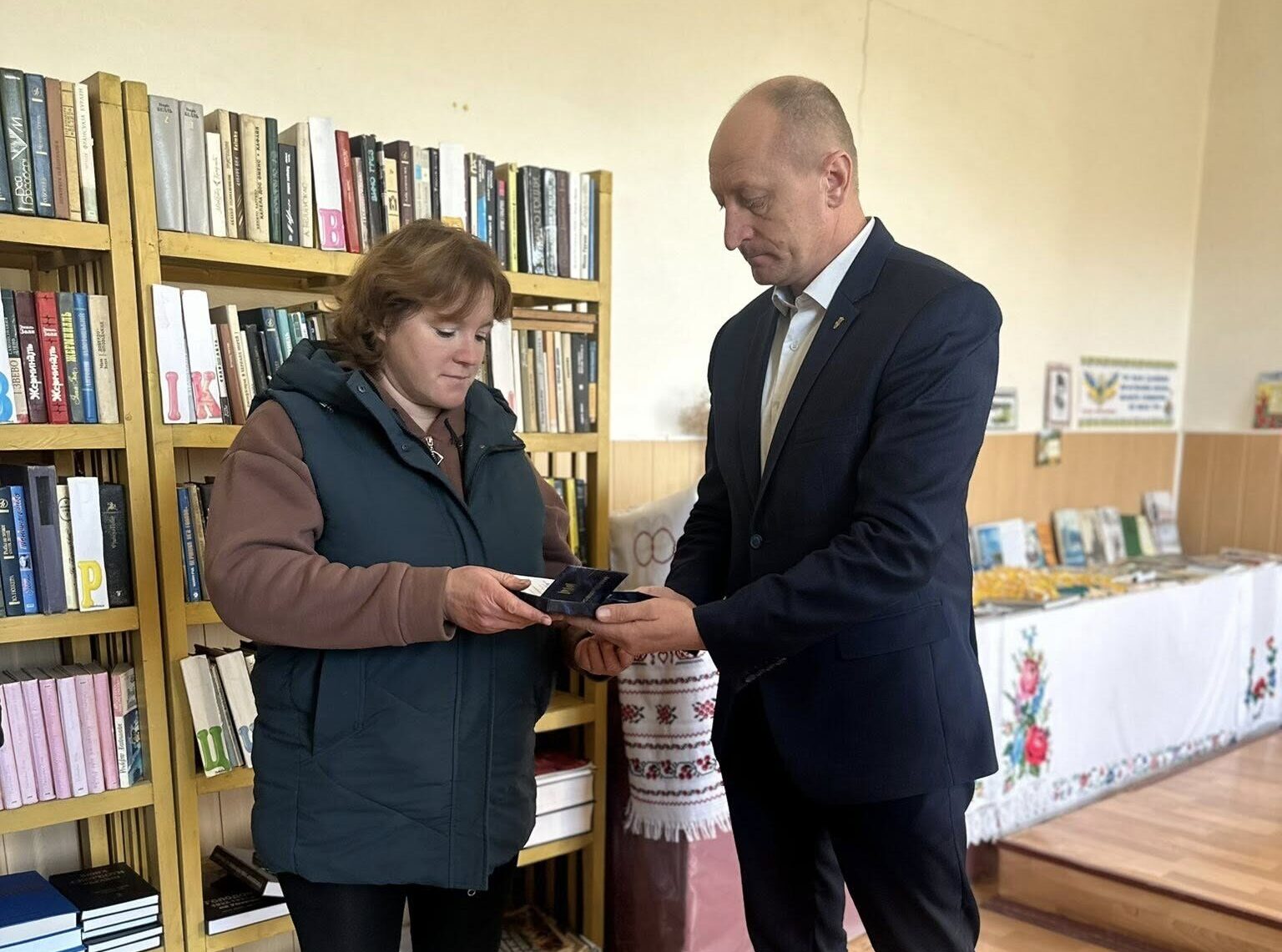 жінці передають нагороду