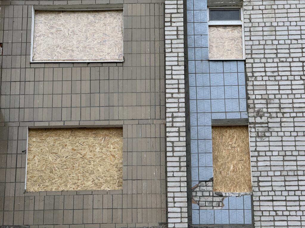 вибиті вікна у будинку через російську атаку по Каневу