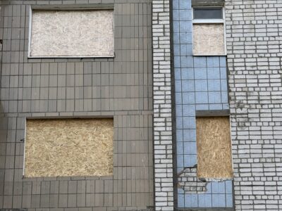 вибиті вікна у будинку через російську атаку по Каневу