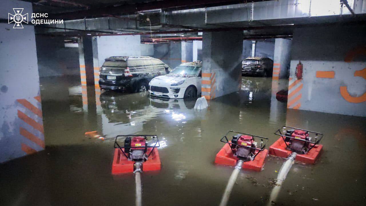 Затоплена парковка