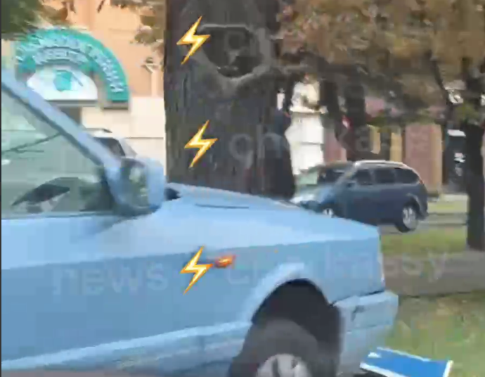 авто збило знак