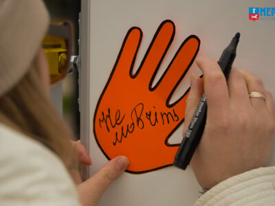 дівчина пише на папірці у форма долоні